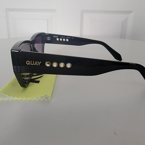 Quay No Apologies Sunglasses - Picture 6 of 7